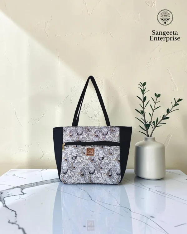 Everyday tote bag – grey and white paisley print Everyday tote bag in grey and white paisley print, made by Sangeeta Enterprise, Nagpur
