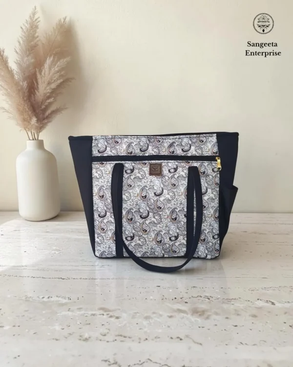 Jumbo tote bag – grey and white paisley print Jumbo tote bag in grey and white paisley print, made by Sangeeta Enterprise, Nagpur